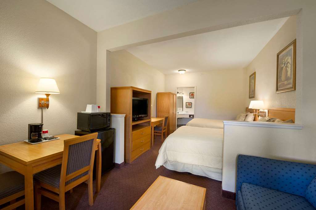 Ramada By Wyndham Kissimmee Downtown Hotel Стая снимка