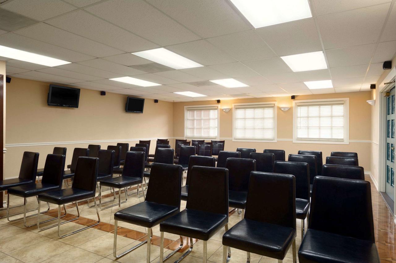 Ramada By Wyndham Kissimmee Downtown Hotel Екстериор снимка